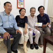 Đại diện Quỹ Hòa Vang Nghĩa tình thăm hỏi thầy Di – Cựu Hiệu trưởng THPT Hòa Vang nhân dịp Tết Quý Mão