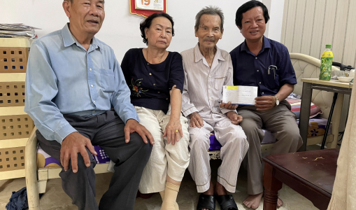 Đại diện Quỹ Hòa Vang Nghĩa tình thăm hỏi thầy Di – Cựu Hiệu trưởng THPT Hòa Vang nhân dịp Tết Quý Mão