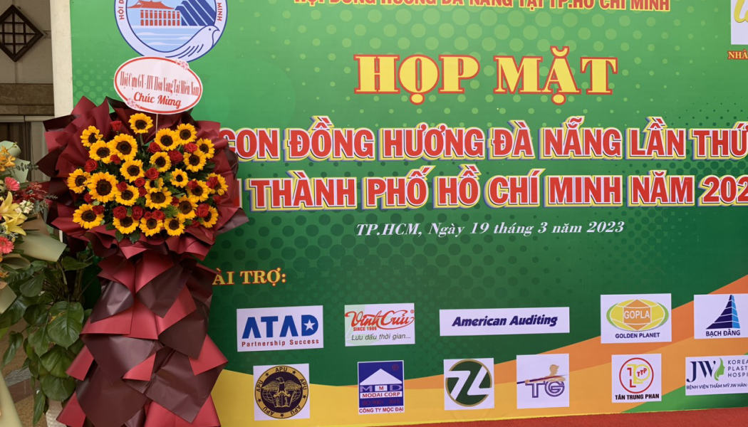 Ban Liên lạc Hội Cựu GVHS Hòa Vang tại Miền Nam tham dự và gửi hoa chúc mừng Lễ kỉ niệm 33 năm Hội Đồng hương Đà Nẵng tại Tp. HCM
