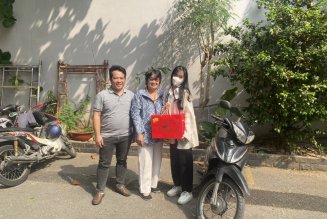 Cô Thạch – cựu giáo viên THPT Hòa Vang tặng xe máy cho cựu học sinh Hòa Vang đang là sinh viên tại Tp.HCM