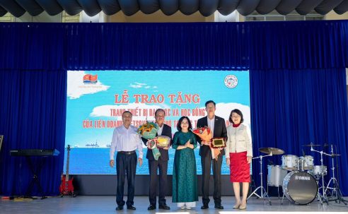 Cảm ơn chuyến thăm và trao tặng trang thiết bị dạy học cũng như học bổng từ Liên Doanh Việt Nga Vietsovpetro