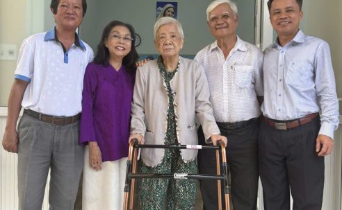 Đại diện BCV & BLL đến thăm Cô Cúc ở mái ấm Thiên Ân.